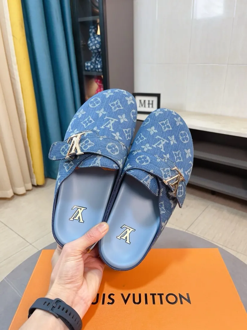 Men's shoes 💰360🌸🌸LV Easy 2025 new men's casual sandals and slippers, made of suede cow leather, with Monogram pattern to highlight the trendy style. Adjustable straps illuminated with LV letters, while a resilient insole and micro outsole provide lightweight comfort. Made of suede cow leather with embossed Monogram pattern and brand element metal hardware✅Adjustable straps➕Tough insole‼ ️Micro outsole. Comfortable and easy to wear‼ ️ size：38-45